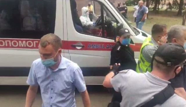 Пациентов с коронавирусом доставили в чернобыльскую больницу – ликвидаторы скандировали «Ганьба!» (видео)