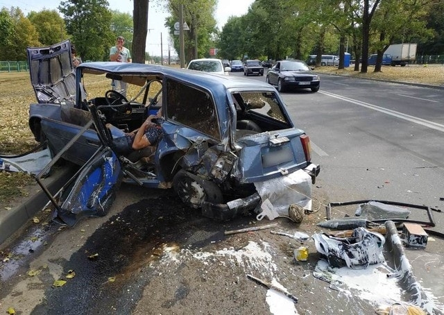 ДТП на Салтовском шоссе: водитель оказался заблокирован в покореженном авто