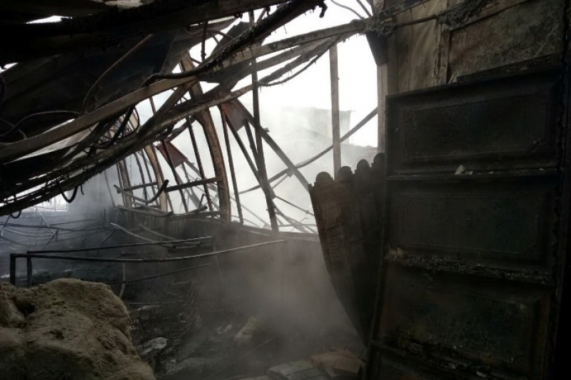 Под Харьковом дотла сгорел крупный строительный магазин, - фотофакт