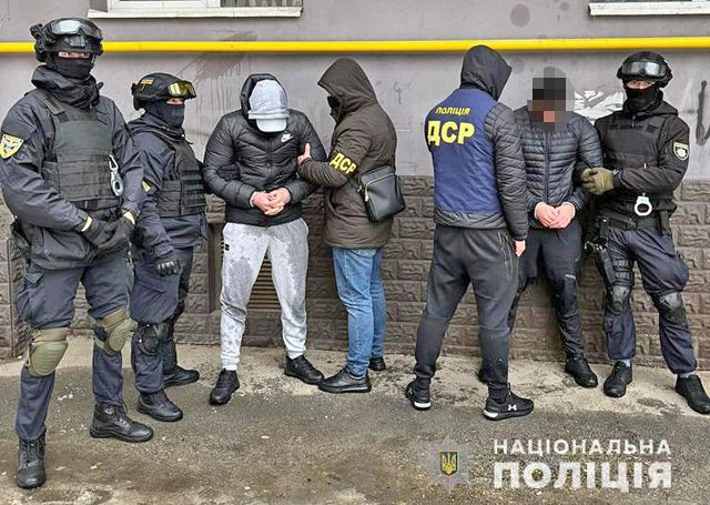 Еще двоих членов банды вымогателей задержали в Харькове