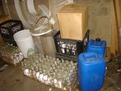 Житель Чугуева изготавливал водку в гараже