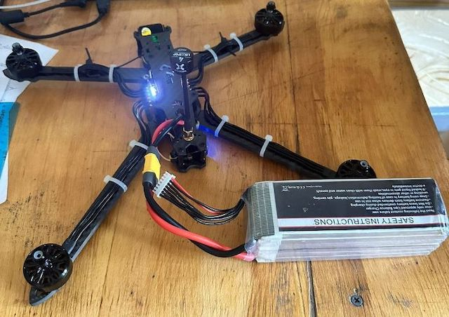 Подросток из Харькова собирает дроны для украинской армии