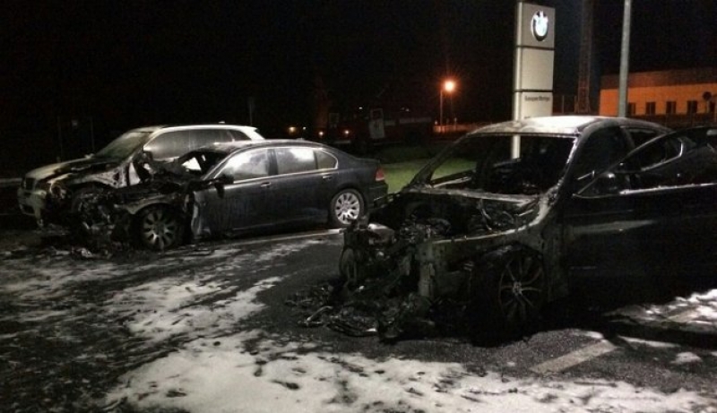 В Харькове возле автосалона BMW горели 4 элитные авто (фото, видео)