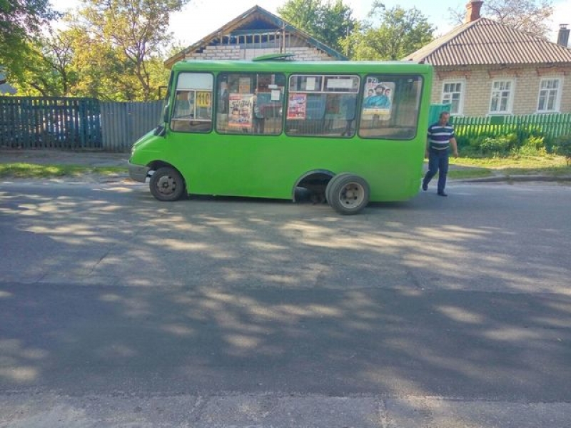 В Харькове маршрутка во время движения потеряла колеса (фото)