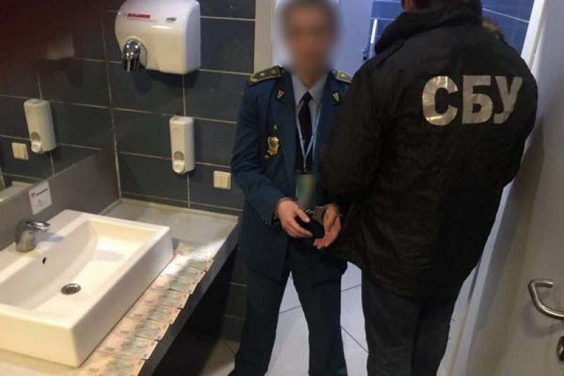 Таможенник Харьковского аэропорта наладил схему получения взяток от иностранцев