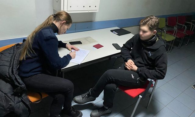 Трое взрослых мужчин 6 часов издевались над подростком