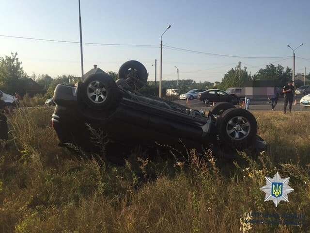 Вылетел в кювет и перевернулся: в Харькове столкнулись джип и легковушка (фото)