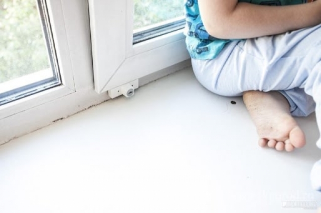 В Волчанске из окна третьего этажа выпал малыш