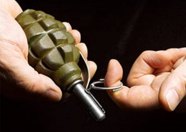 Житель Балаклеи решил разобрать боевую гранату