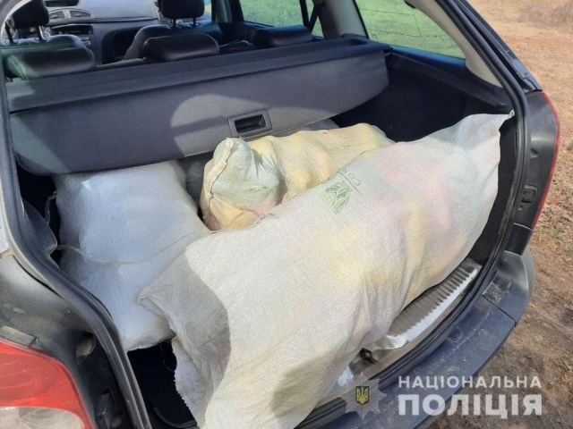 Житель Харькова вез в багажнике своей машины свыше центнера наркотиков