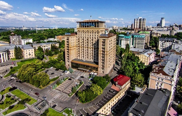 Готель «Україна» продано за 3 мільярди гривень: поштовх для економічної та оборонної стабільності