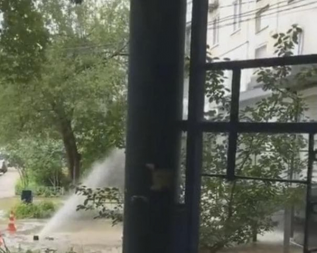 В Харькове из-за порыва трубы струя воды бьет в окна высотки (фотофакт)