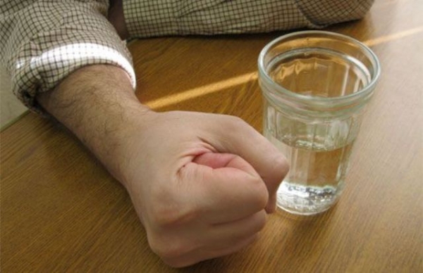 Мужчина убил подругу и продолжил распивать спиртное