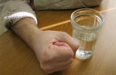 Мужчина убил подругу и продолжил распивать спиртное