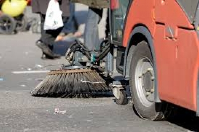 Харьковские улицы ночью убирает спецтехника