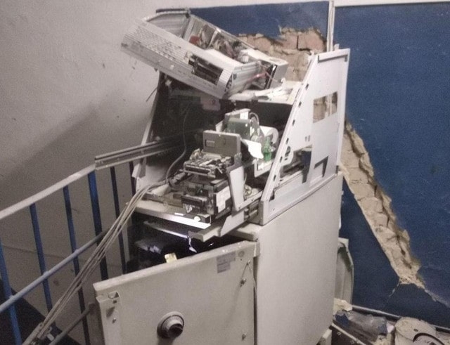 С помощью самодельной взрывчатки неизвестные обчистили банкомат в Харькове (видео)