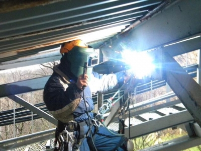 Выполняя сварочные работы, монтажник упал с высоты