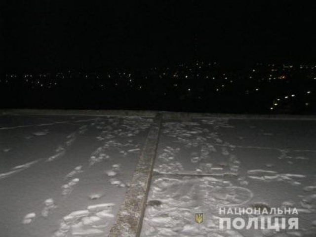 С многоэтажного дома упал ребенок