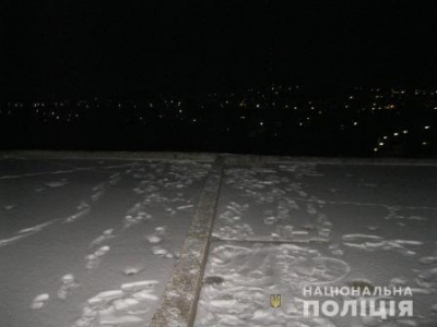 С многоэтажного дома упал ребенок