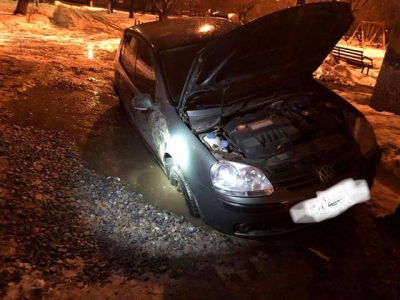 В Харькове авто провалилось в яму (фотофакт)