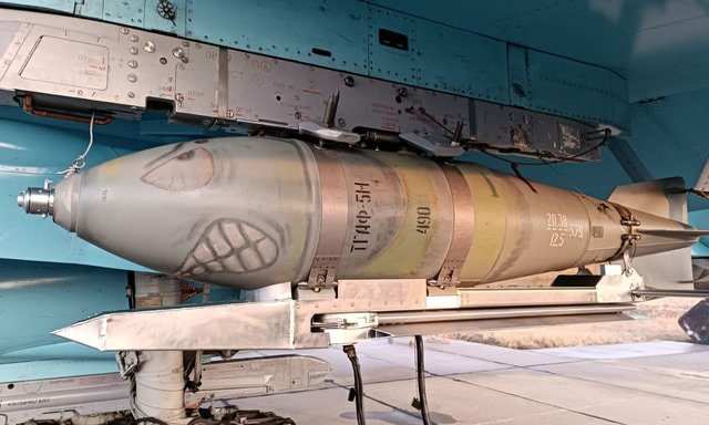 Россияне ударили КАБами по Боровой и Купянску, в селе Колесниковка сбросили ФАБ