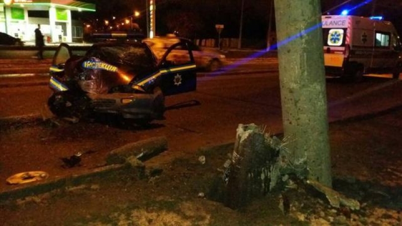 В центре Харькова служебная машина влетела в столб: водитель госпитализирован (фото)
