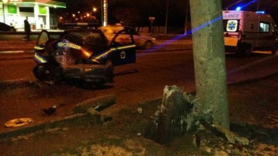 В центре Харькова служебная машина влетела в столб: водитель госпитализирован (фото)