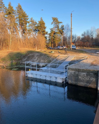 На реке Уды установили первый в Украине улавливатель мусора