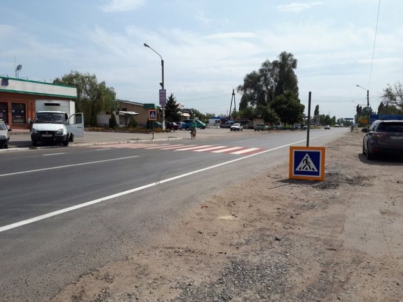 Перед приездом Порошенко, в Изюме наносили дорожную разметку и вешали знаки, которые сломались в этот же день (фото)