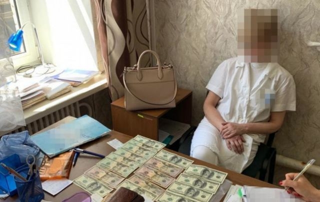 За взятку в $1 000 суд оштрафовал врача на небольшую сумму