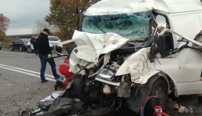 Тяжелое ДТП на трассе – спасателям пришлось разрезать салон