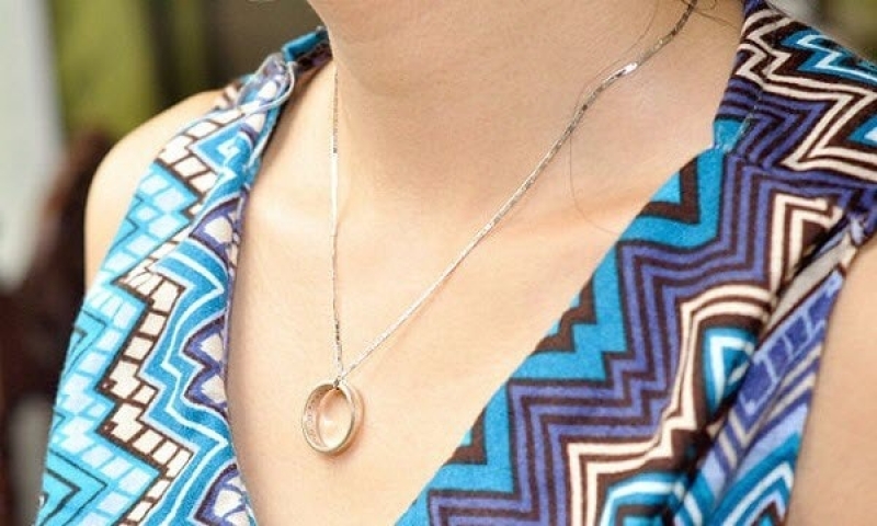 Почему носят кольцо на цепочке?