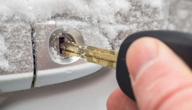 5 способов открыть авто, если замерз замок