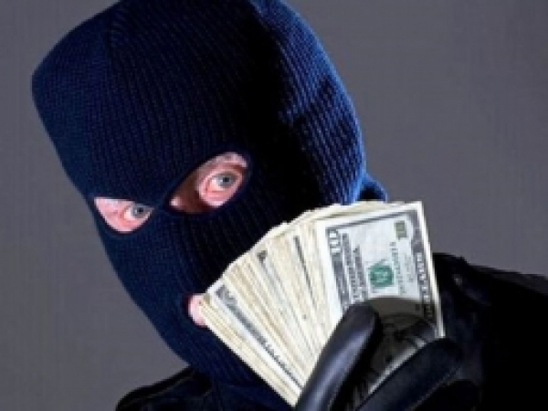 На Харьковщине избили и ограбили пенсионера