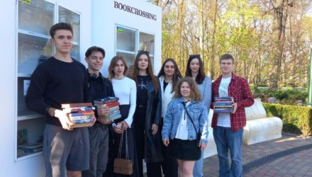 Шкаф буккроссинга в Центральном парке Харькова пополнился новыми книгами