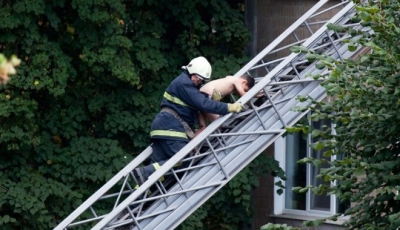 Пожарные спасли мальчика из горящей квартиры