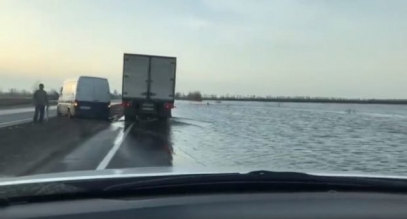 Автотрасса «Киев – Харьков» превратилась в реку (фото, видео)