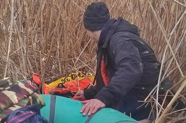 На реке Оскол рыбак попал в западню и больше часа провел в холодной воде