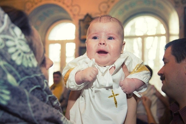 Как выбрать идеальный костюм для крещения мальчика: советы по удобству, традициям, стилю и качеству
