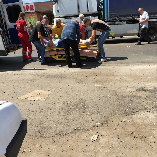 Жительницы поселка Безлюдовка попали под колеса грузового автомобиля