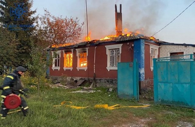 После российских обстрелов в Волчанске и селе Кутьковка загорелись дома