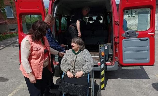 Чугуевскому терцентру подарили автомобиль с подъемником