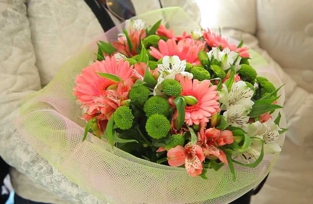 Какие цветы дарят на выписку из роддома: варианты и советы флористов