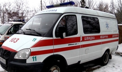 Под Харьковом на коммунальщика рухнул мусорный бак: пострадавший в реанимации