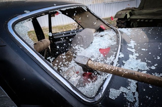 Под Харьковом мужчина камнями и топором разбил 6 автомобилей