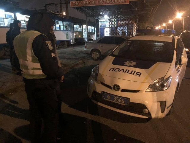 Харьковский патруль, сопровождая «неотложку», сбил человека