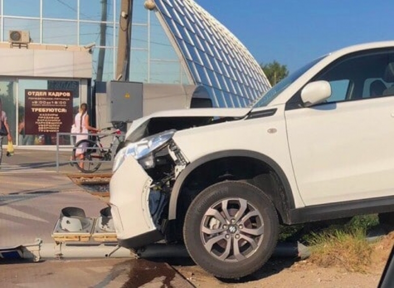 Возле станции метро «Киевская» девушка на внедорожнике снесла светофор (фото)