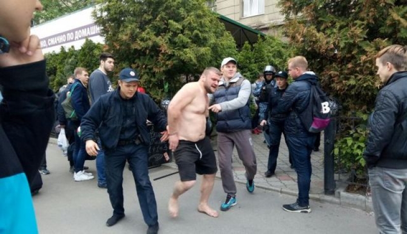 По Харькову разгуливал полуголый мужчина (фото)