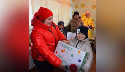 Дети из Шевченковской громады получили арт-боксы