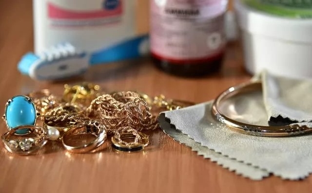 Как почистить золотые украшения (с камнями и без) в домашних условиях: быстро и эффективно